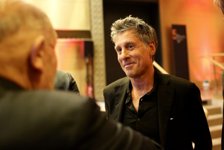 découvrez le spectacle captivant des applaudissements simoncini, une performance envoûtante alliant théâtre et émotion. laissez-vous emporter par une expérience immersive qui célèbre l'art de l'applaudissement et la communion du public. réservez vos places dès maintenant!