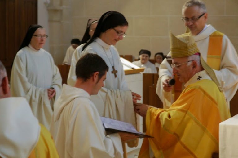 découvrez l'incroyable histoire des sœurs de l'abbaye d'igny, mises sous les projecteurs par m6. un récit captivant alliant tradition, vie monastique et modernité, qui ne manquera pas de vous émouvoir. plongez dans cet univers fascinant et suivez leur quotidien hors du commun.