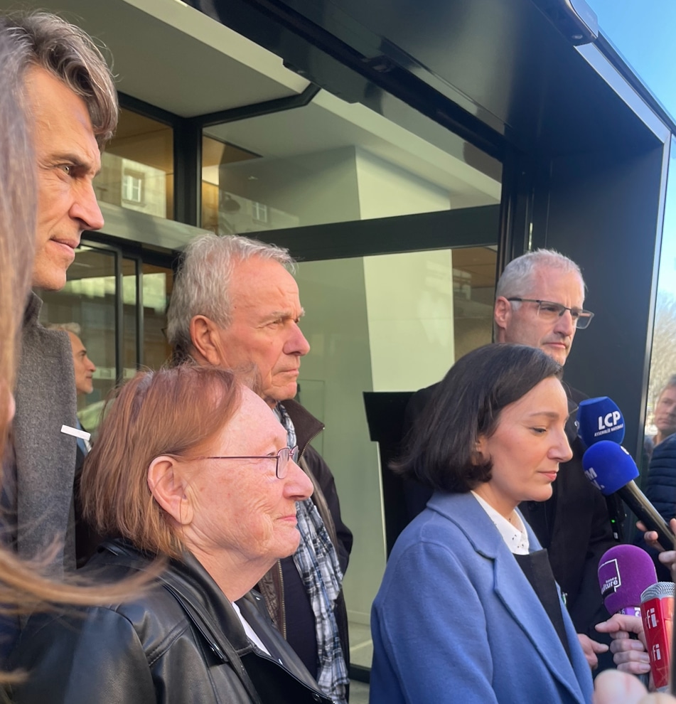 découvrez l'histoire poignante d'une femme en détresse confrontée à son ancien associé. entre tensions, trahisons et espoir, plongez dans un récit captivant sur la résilience et la quête de justice.