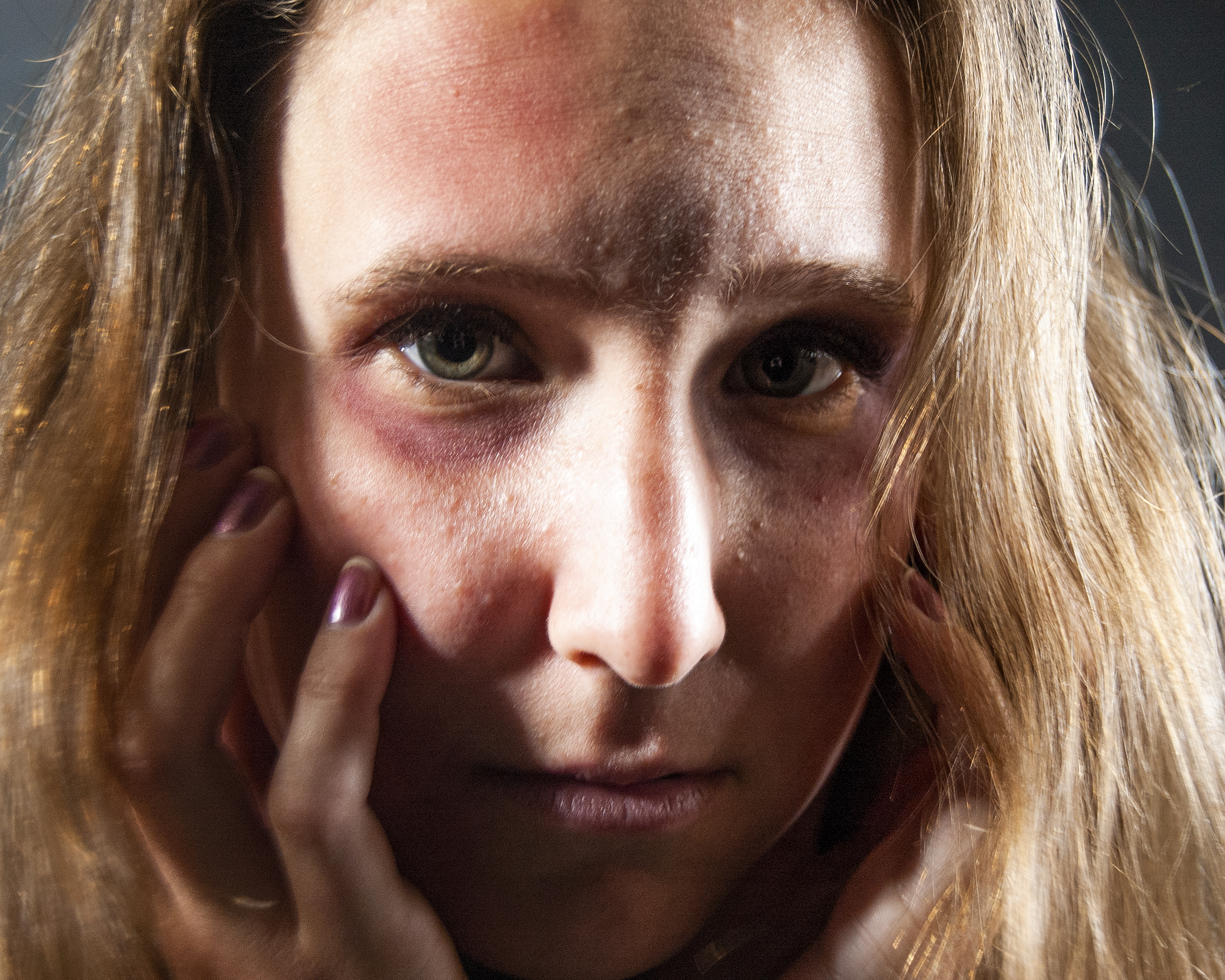 découvrez l'histoire poignante d'une femme en détresse confrontée à son ancien associé. plongez dans un récit captivant de conflits, trahison et résilience.