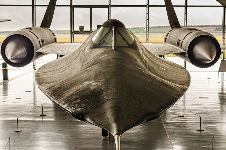 découvrez le hangar unique de blackbird, un espace innovant et polyvalent idéal pour vos événements professionnels ou privés. un lieu exceptionnel qui allie design moderne et fonctionnalité pour une expérience inoubliable.