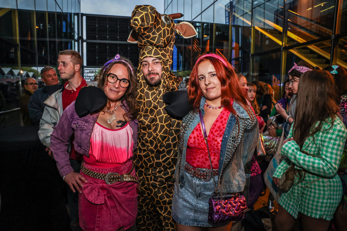 joe exotic, célèbre pour sa série tiger king, est bouleversé après qu'un de ses collaborateurs a été tué par un tigre. retour sur ce drame poignant qui secoue le monde des parcs animaliers.