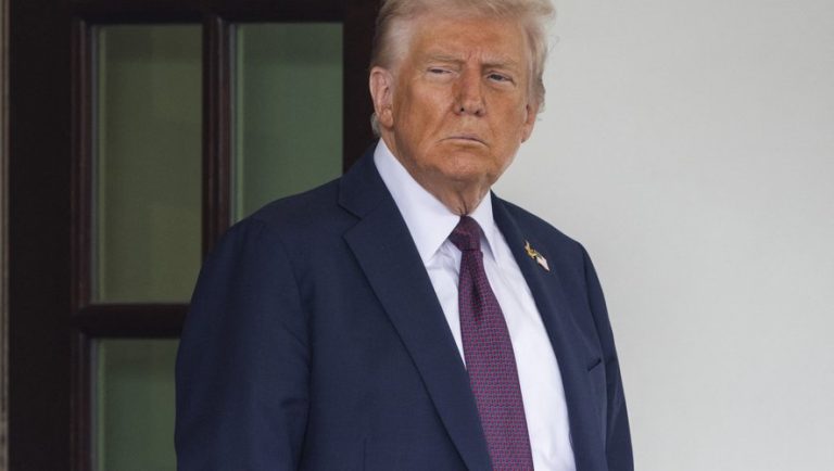 donald trump réclame 230 millions de dollars au département de la justice américain, une initiative sans précédent dans l'histoire politique des états-unis. découvrez les raisons et les enjeux de cette demande spectaculaire.