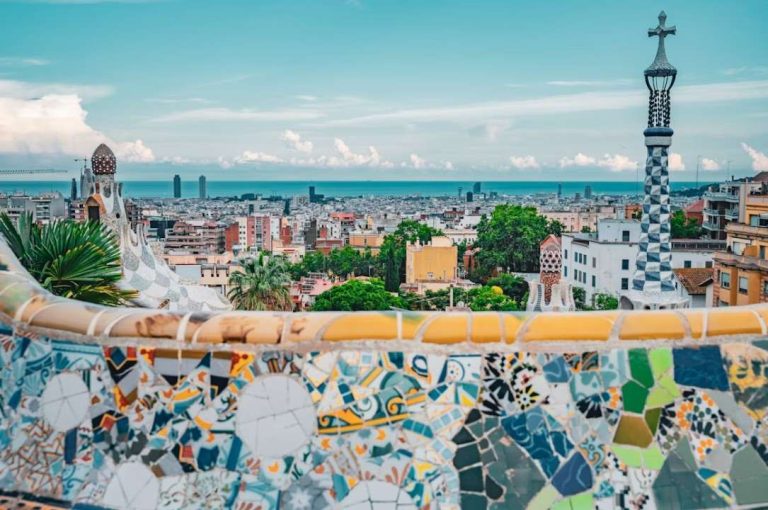 découvrez comment un voyage solo en europe peut transformer votre vie avec des rencontres authentiques et des histoires d'amour à distance inspirantes.